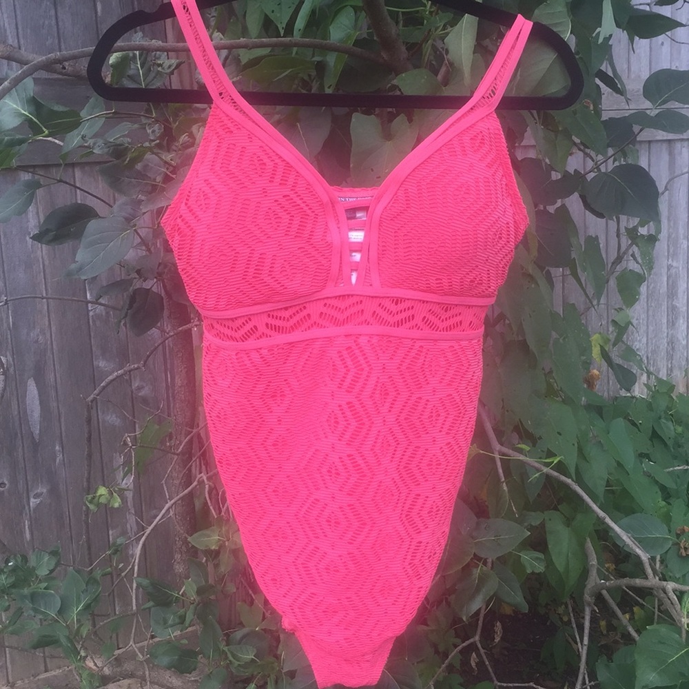 Maternity bathing suit ( pea in the pod)